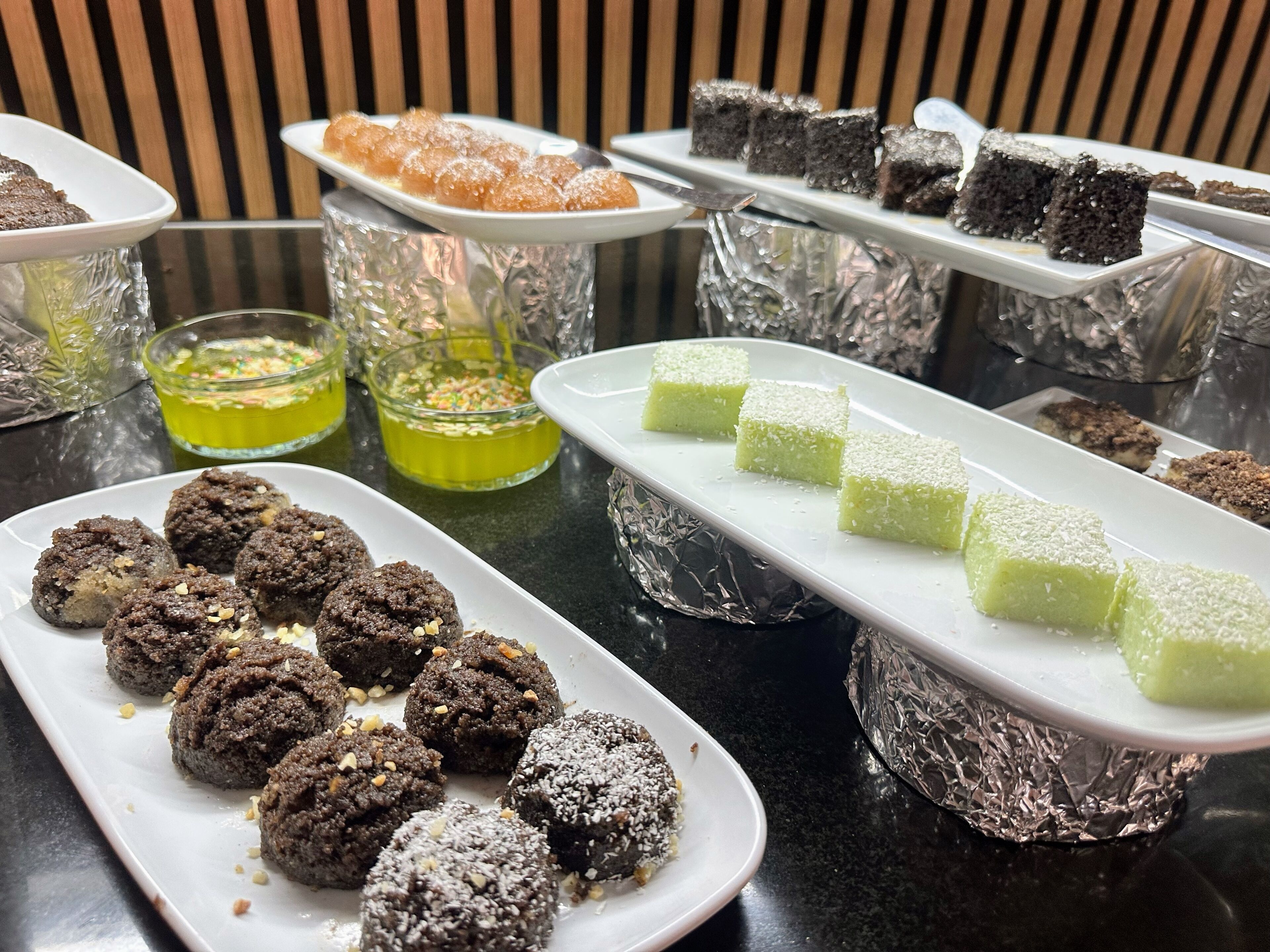 Diversos postres sobre una mesa con fondo a rayas.