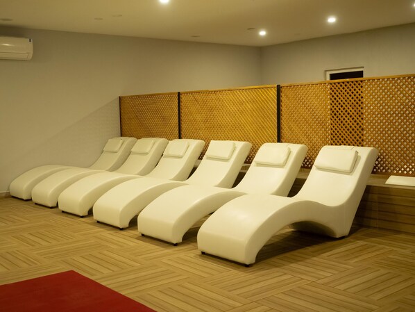 Een sauna, een bubbelbad, een Turks bad/hammam, lichaamsbehandelingen