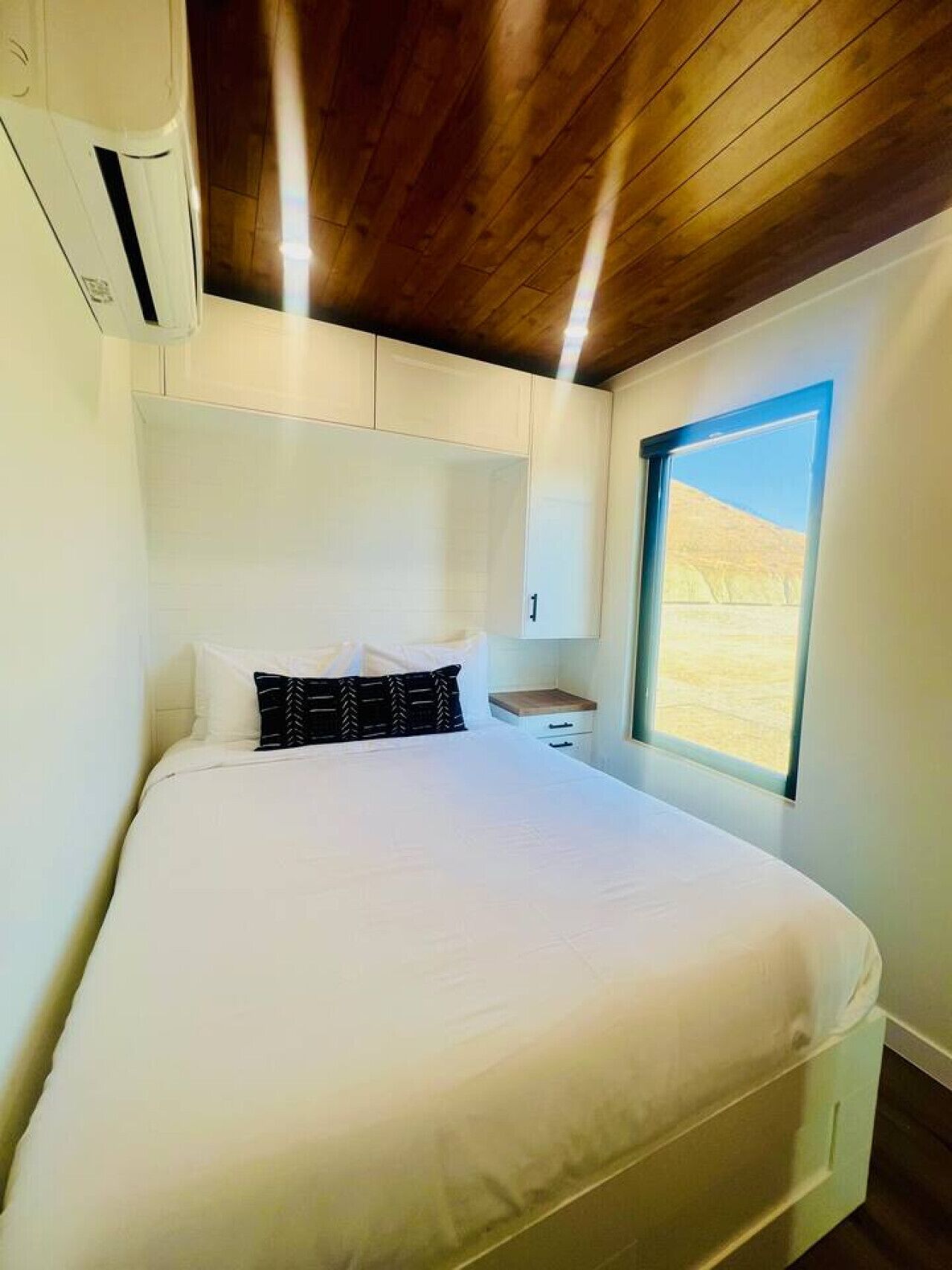 Desk, iron/ironing board, WiFi, bed sheets