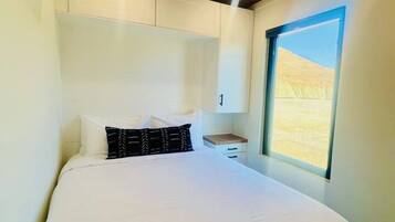 Desk, iron/ironing board, WiFi, bed sheets