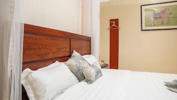 In-room safe, laptop workspace, iron/ironing board, free WiFi