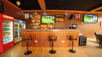 Dobbelt- eller tomannsrom | Bar (på overnattingsstedet) | 2 barer/lounger