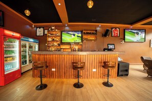 Dobbelt- eller tomannsrom | Bar (på overnattingsstedet) | 2 barer/lounger