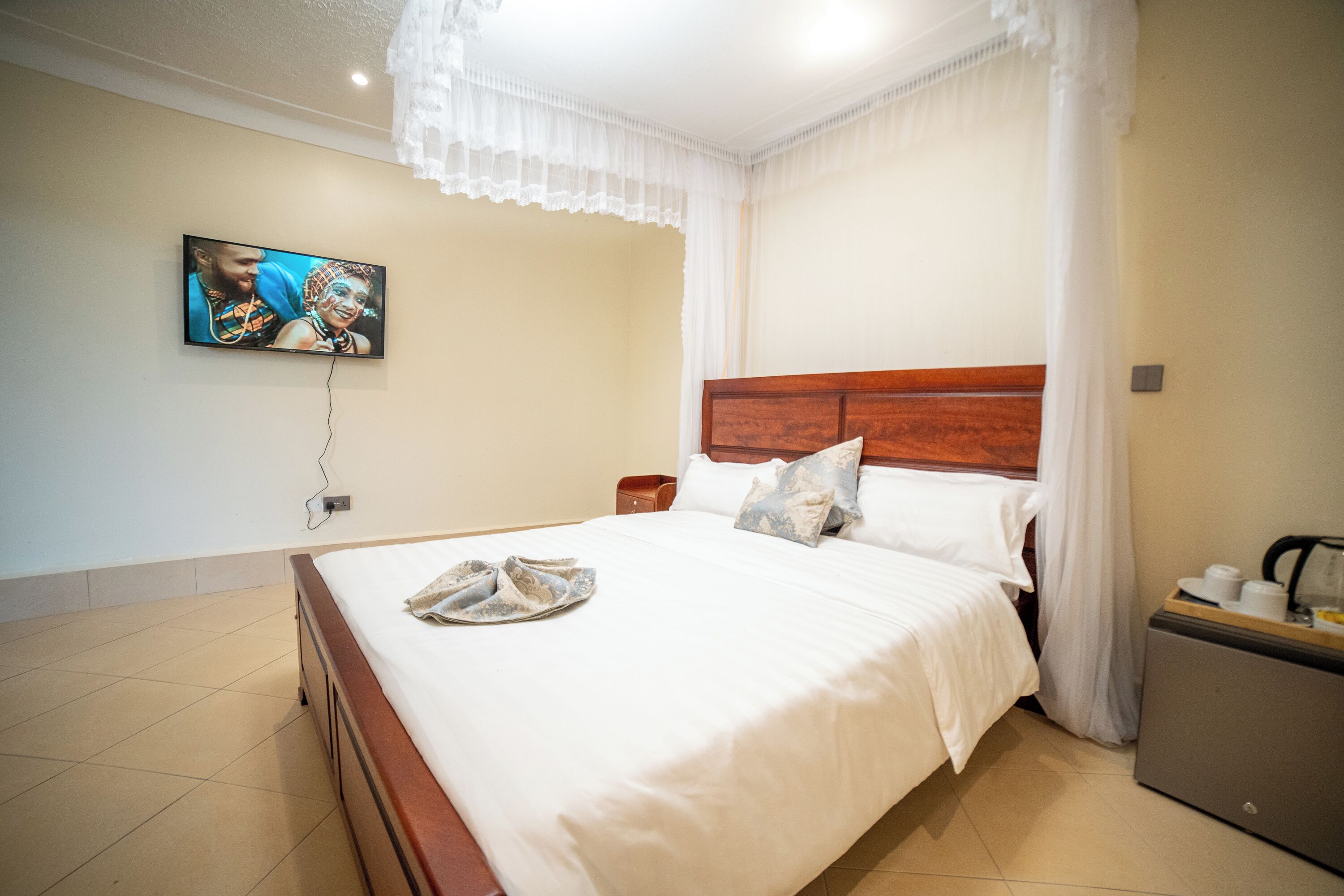 Safe på rommet, skrivebord for bærbar PC og strykejern/-brett