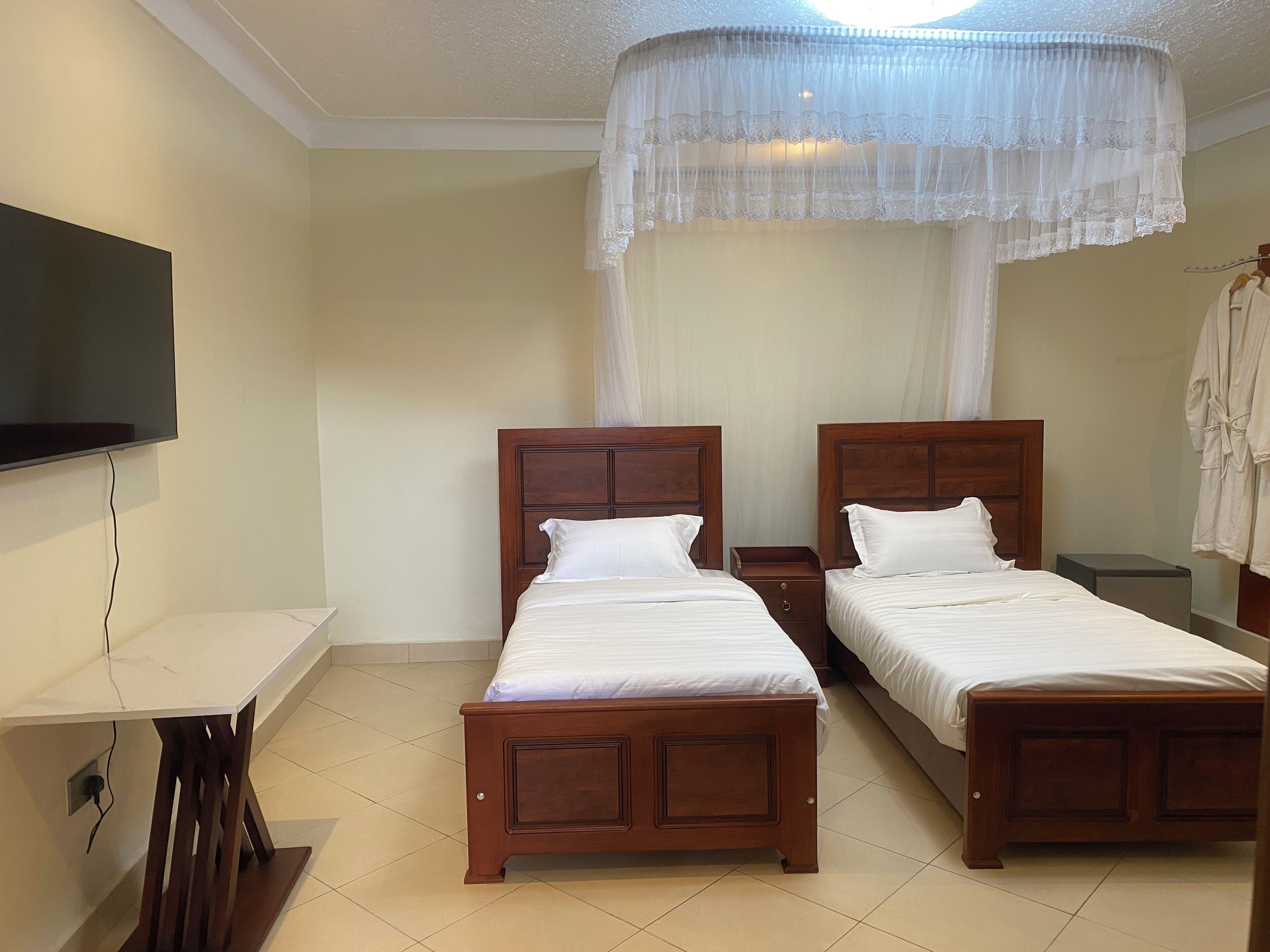 Dobbelt- eller tomannsrom | Safe på rommet, skrivebord for bærbar PC og strykejern/-brett