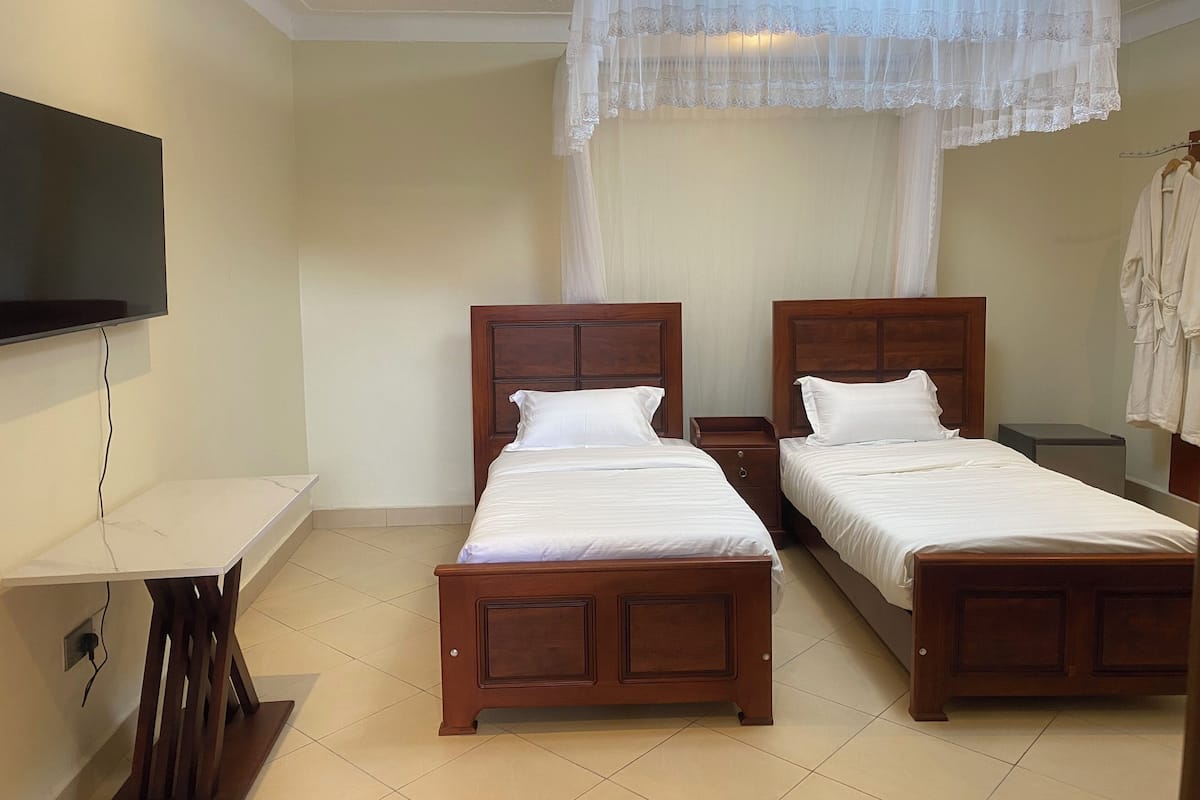 Dobbelt- eller tomannsrom | Safe på rommet, skrivebord for bærbar PC og strykejern/-brett