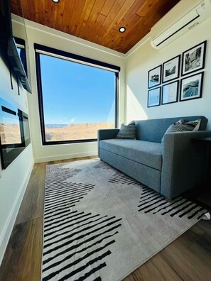 Televisión y chimenea 