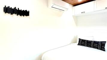 Tabla de planchar con plancha, wifi y ropa de cama