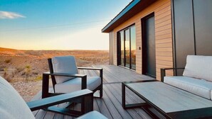 Un espacio al aire libre moderno con vistas a un paisaje desértico.