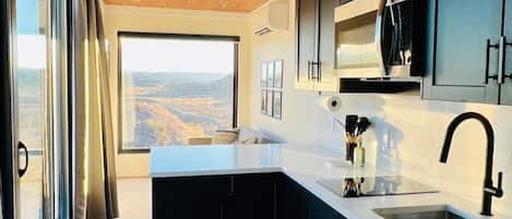 Geladeira, micro-ondas, cooktop, lava-louças