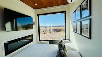 Tabla de planchar con plancha, wifi y ropa de cama