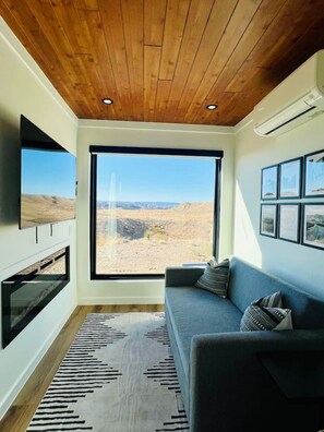 Televisión y chimenea 