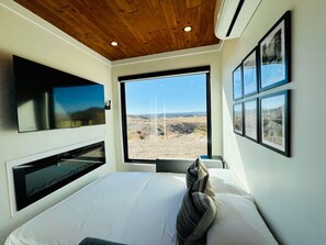 Escritorio, tabla de planchar con plancha, wifi y ropa de cama 