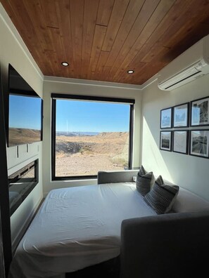 Tabla de planchar con plancha, wifi y ropa de cama 