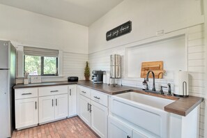 Fridge, microwave, oven, stovetop - Cozy, charming carriage house on a historic farm in Elbert (Elbert)