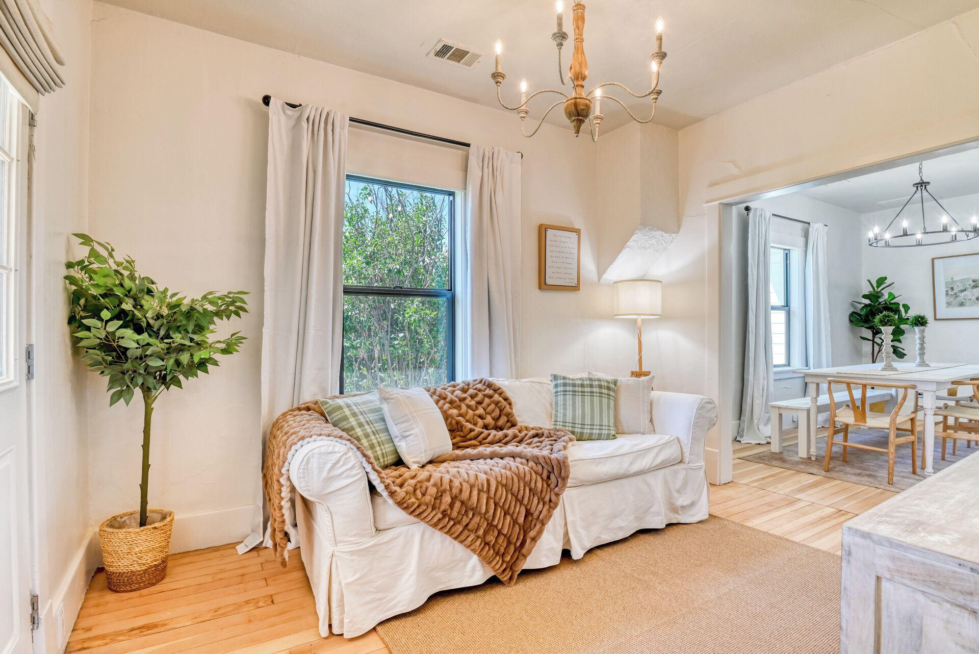 Smart TV, lareira, livros