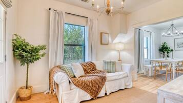 Smart-tv, een open haard en boeken