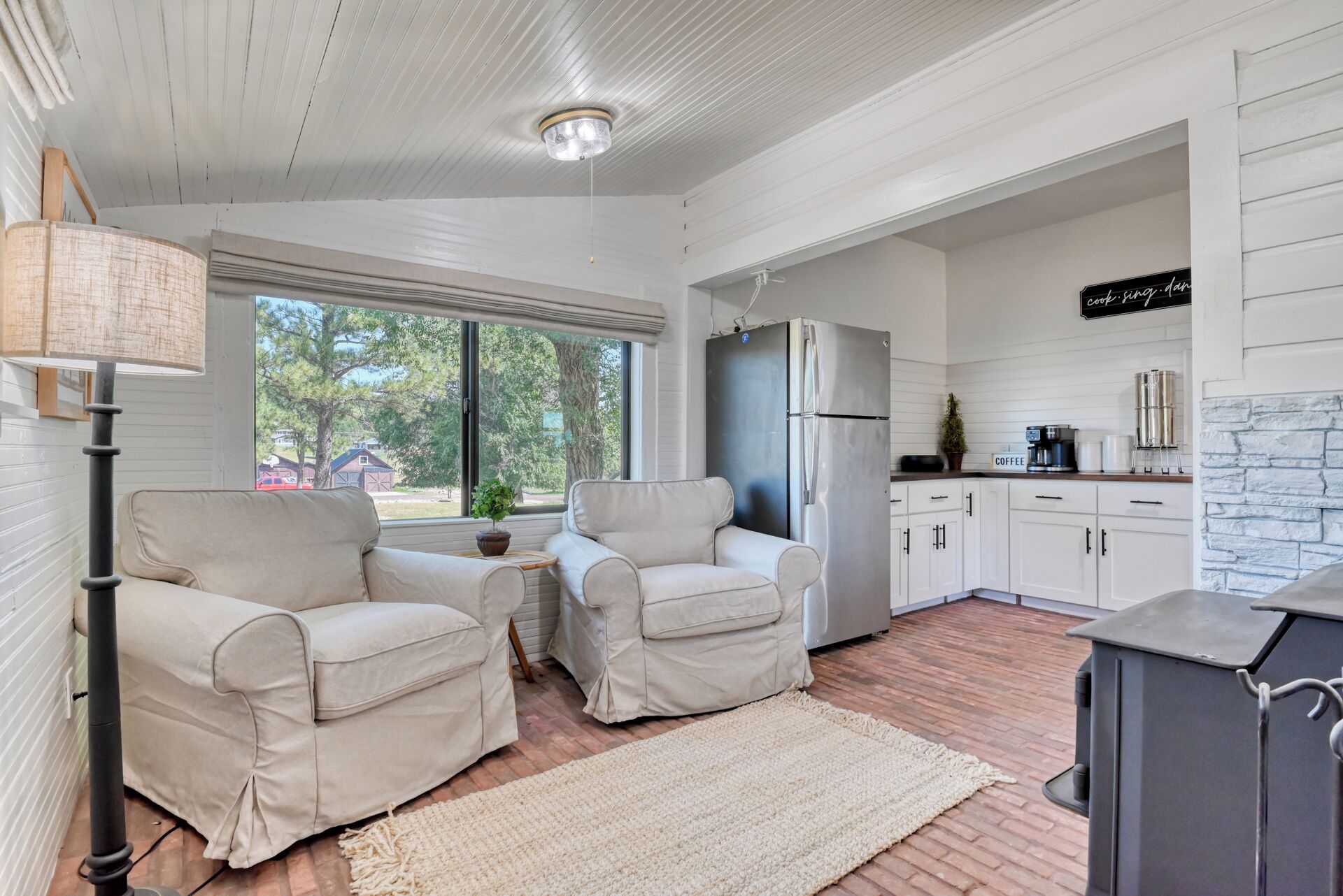 Una Smart TV, una chimenea, libros