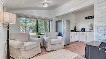 Una Smart TV, una chimenea, libros