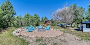 Property grounds - Cozy, charming carriage house on a historic farm in Elbert (Elbert)