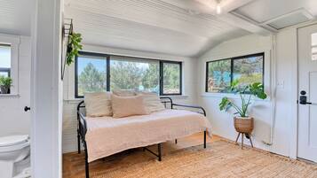 2 soverom, strykejern/-brett, reiseseng for barn og wi-fi