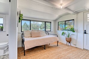 2 soverom, strykejern/-brett, reiseseng for barn og wi-fi