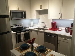 Private kitchen - MOLLYS COTTAGE
THE SUITE ON VANCOUVER ISLAND (North Saanich)