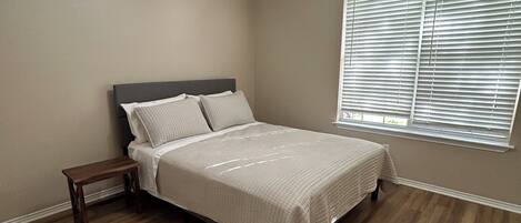 3 habitaciones, tabla de planchar con plancha, wifi y ropa de cama