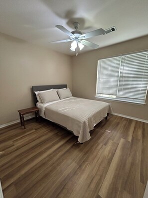 3 habitaciones, tabla de planchar con plancha, wifi y ropa de cama 