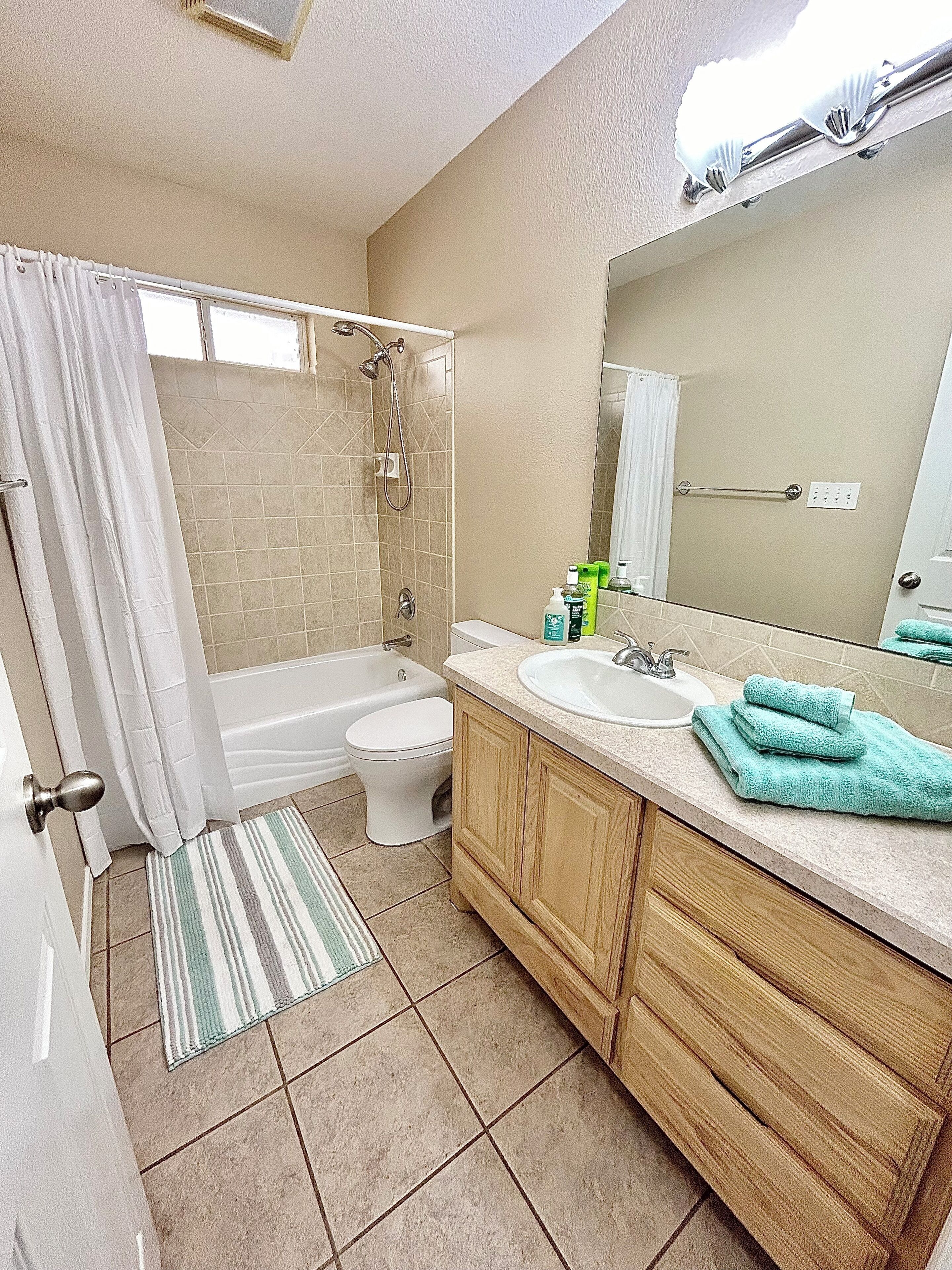 Sèche-cheveux, serviettes fournies, savon, papier toilette