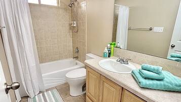 Sèche-cheveux, serviettes fournies, savon, papier toilette