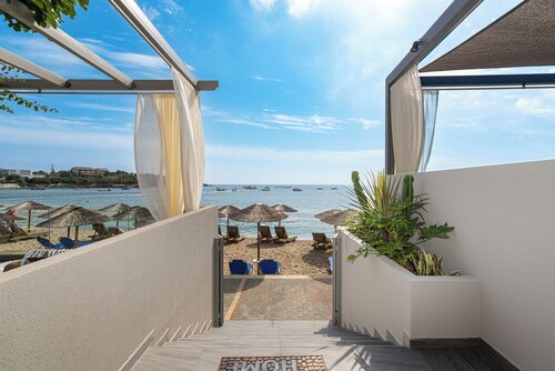 Buganvilla Sea Front Villas - Theros – Sunrise Seaside Retreat in Agia Pelagia