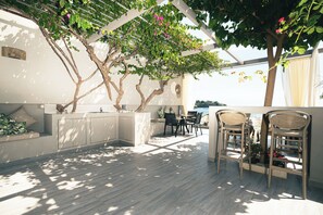 Outdoor dining - Buganvilla Sea Front Villas - Theros – Sunrise Seaside Retreat in Agia Pelagia (Agia Pelagia, Heraklion)