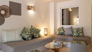 Uma sala de estar moderna com um sofá, uma mesa de centro e um espelho.