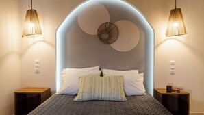 Quarto moderno com uma cama grande, duas mesas de cabeceira e um design de teto singular.