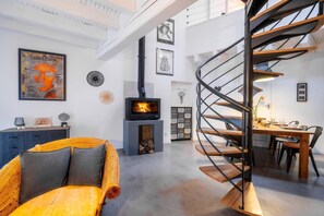 TV, fireplace - Gîte l'Oranger - Bel appt pour 6 (Cardet)
