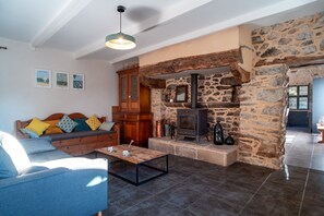 TV, fireplace - Ker Men Glaz - Parking, plage à 3.5 km (Plomodiern)
