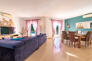 Televisión, chimenea y estéreo 