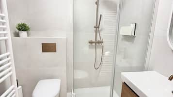 Douche, serviettes fournies