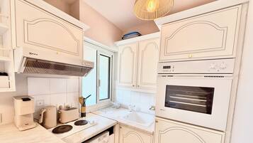 Fridge, oven, coffee/tea maker, toaster