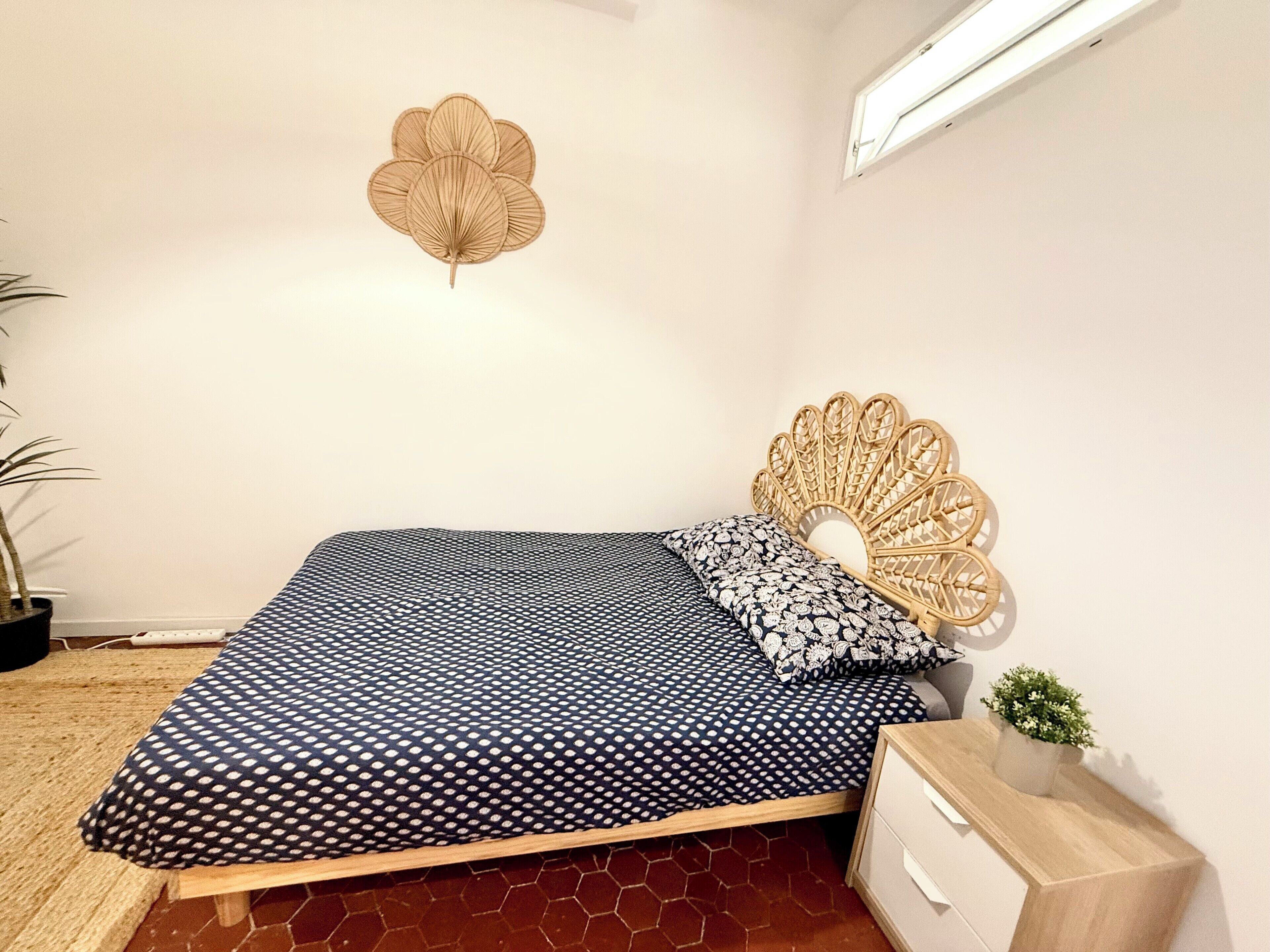 WiFi, bed sheets