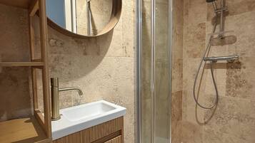 Een douche, handdoeken