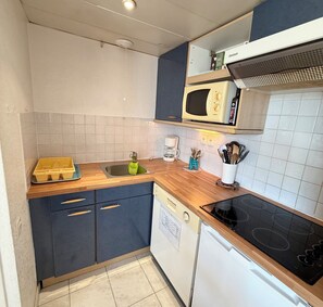 Fridge, microwave, coffee/tea maker - 1 bedroom apartment – ​​Golfe-Juan – Sea view (Vallauris)