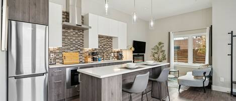 Mikrowelle, Herdplatte, Geschirrspüler