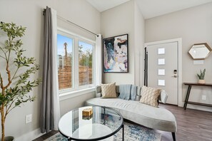 TV, fireplace - Cozy 1-bedroom condo in charming Fort Worth (Fort Worth)