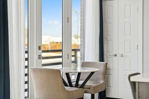 Dining - Cozy 1-bedroom condo in charming Fort Worth (Fort Worth)