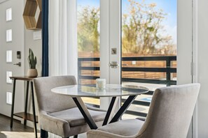 Dining - Cozy 1-bedroom condo in charming Fort Worth (Fort Worth)