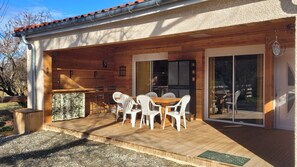 Outdoor dining - Spacious new house ideal for vacations or weekends with family or friends (Huos)