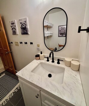 Dusche, Haartrockner, Handtücher, Seife