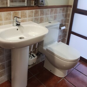 Haartrockner, Handtücher, Seife, Toilettenpapier